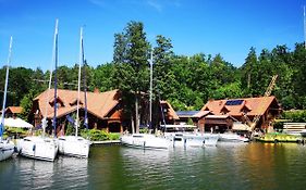 POD DEBEM Kompleks Zeglarsko-Rekreacyjny